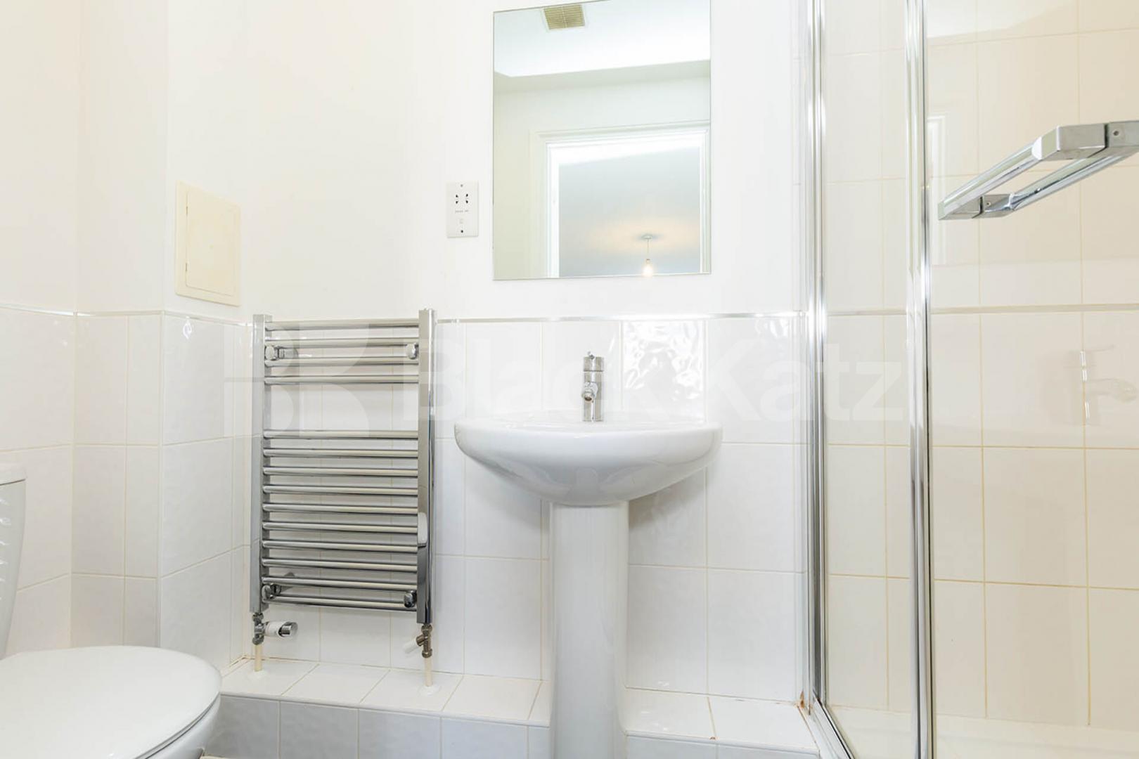 spacious 2 bedroom apartment located in a new build close to Palmers Green Green Lanes, Palmers Green